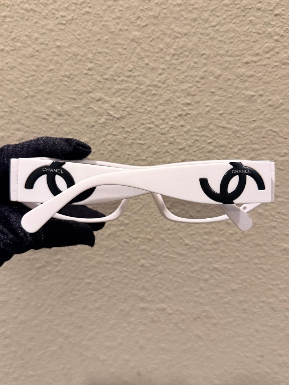 Trendy & Chic Black and White Sunglasses
